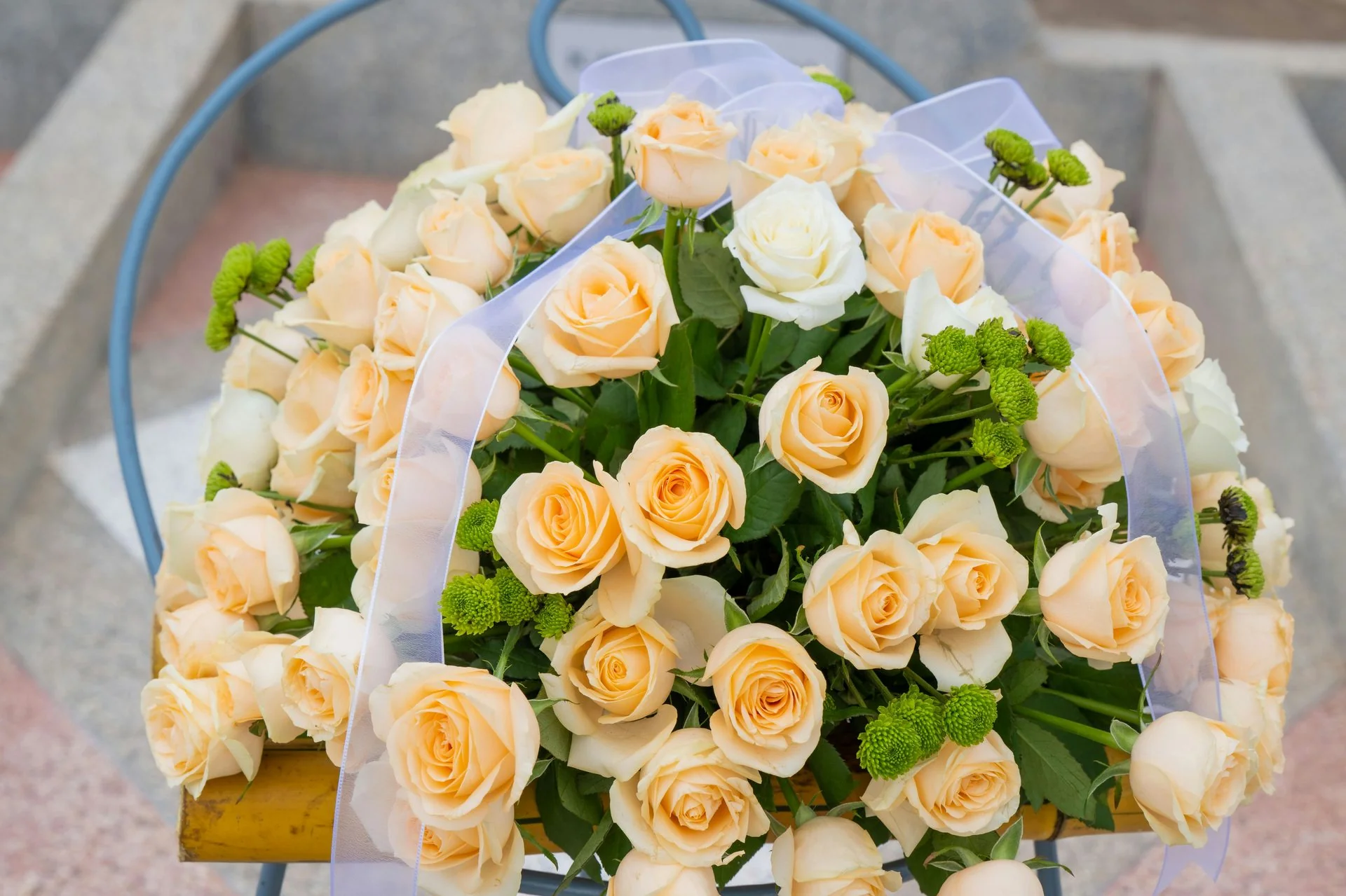 Fleurs blanches pour la cérémonie funèbre à Marseille